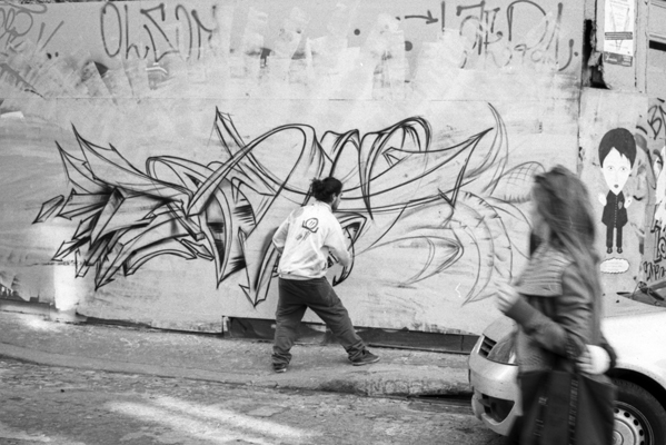 Artiste de rue, tagger a Montmartre, Paris, Leica M2 summicron c-40 blog eric Benoist